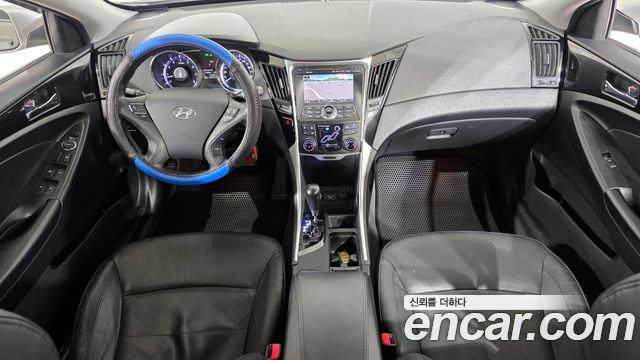 Hyundai Sonata — interior