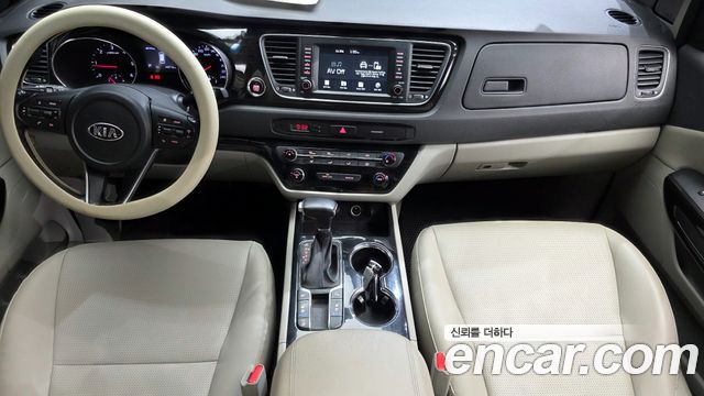 Kia Carnival — interior