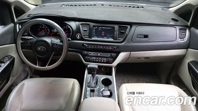 Kia Carnival — interior