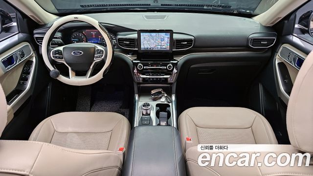 Ford Explorer — interior
