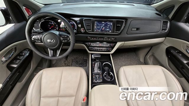 Kia Carnival — interior
