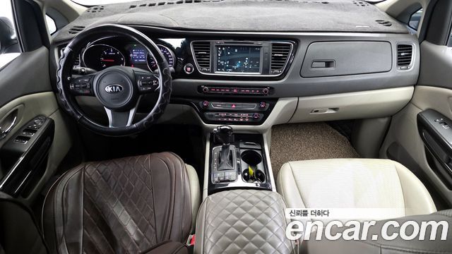 Kia Carnival — interior