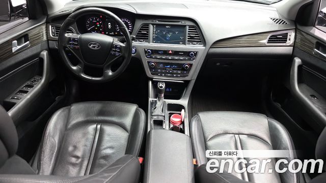 Hyundai Sonata — interior