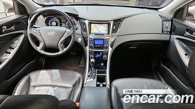Hyundai Sonata — interior