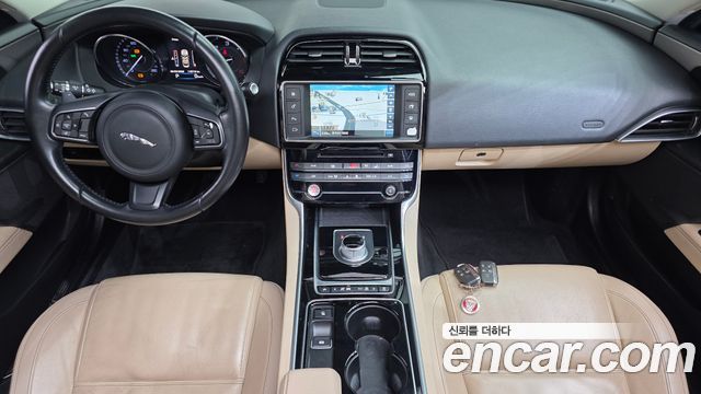Jaguar XE — interior