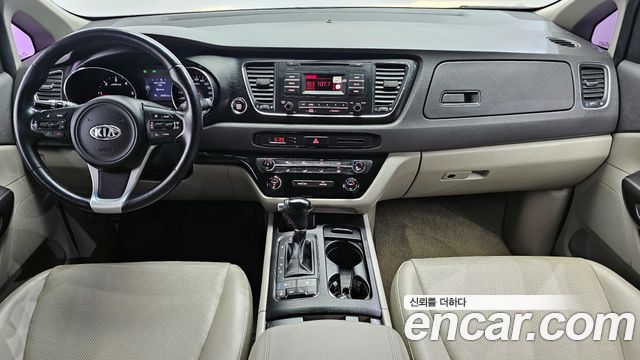 Kia Carnival — interior