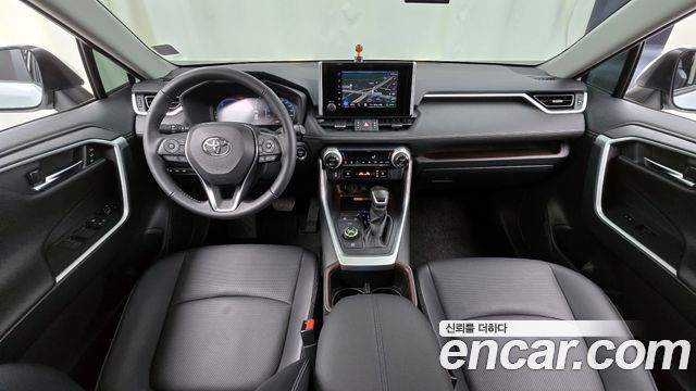 Toyota RAV4 — interior