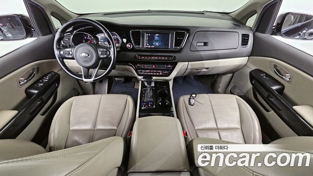 Kia Carnival — interior