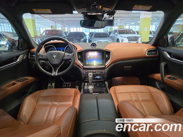 Maserati Ghibli — interior