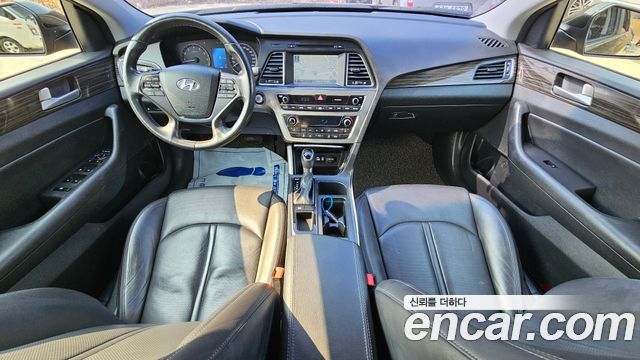 Hyundai Sonata — interior