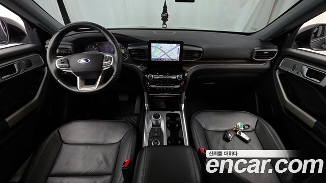 Ford Explorer — interior