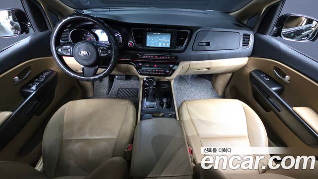 Kia Carnival — interior