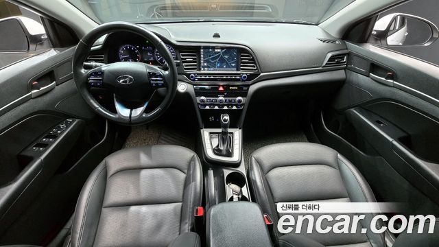 Hyundai Avante — interior