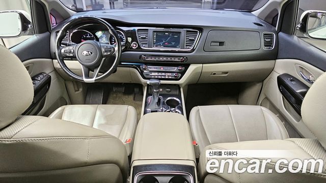 Kia Carnival — interior