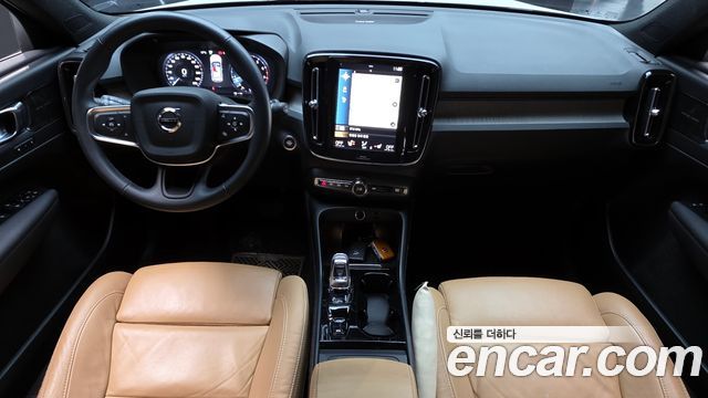 Volvo XC40 — interior
