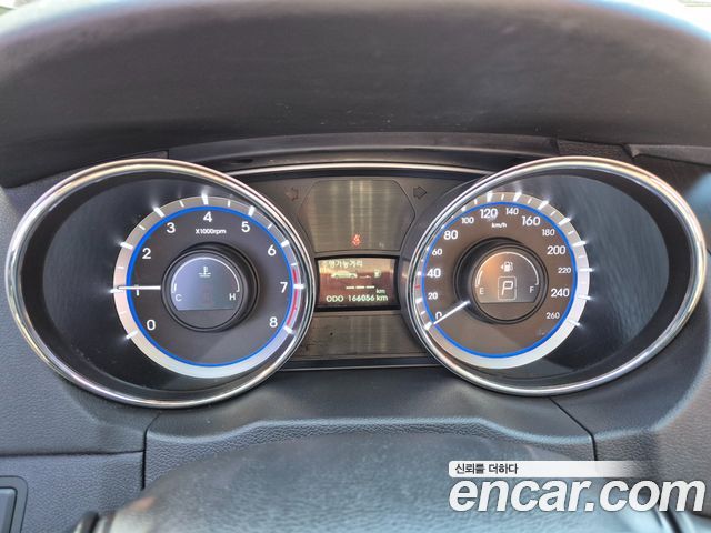 Hyundai Sonata — interior