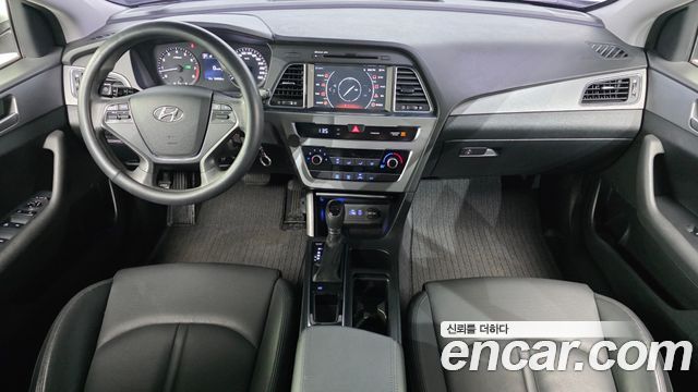 Hyundai Sonata — interior