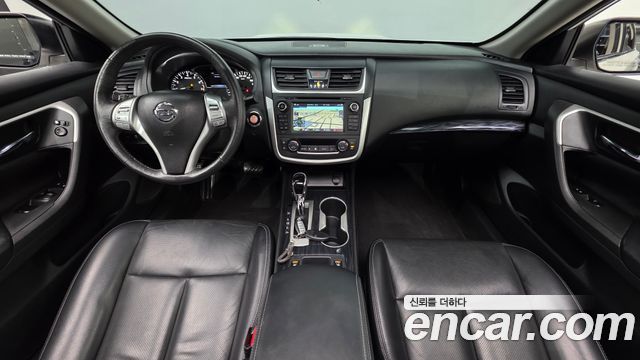 Nissan Altima — interior