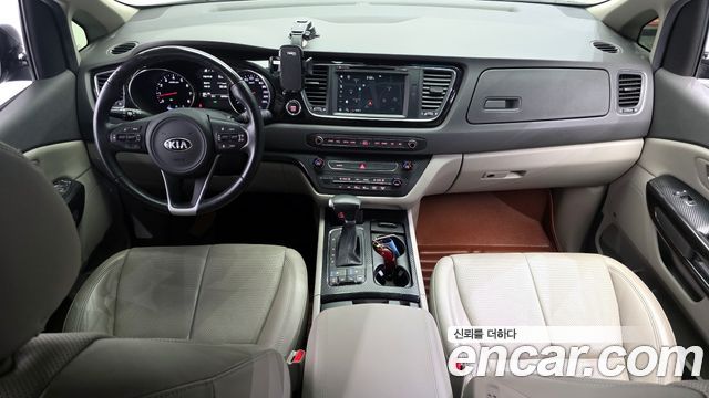 Kia Carnival — interior