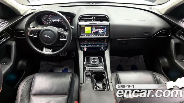 Jaguar F-Pace — interior