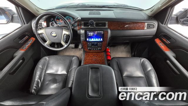 Chevrolet Suburban Van — interior