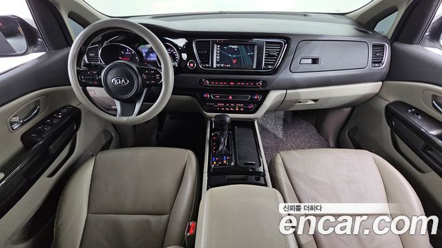 Kia Carnival — interior