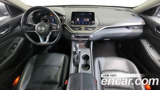 Nissan Altima — interior