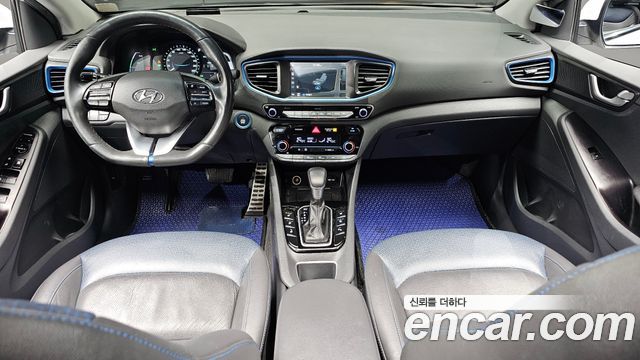 Hyundai Ioniq — interior