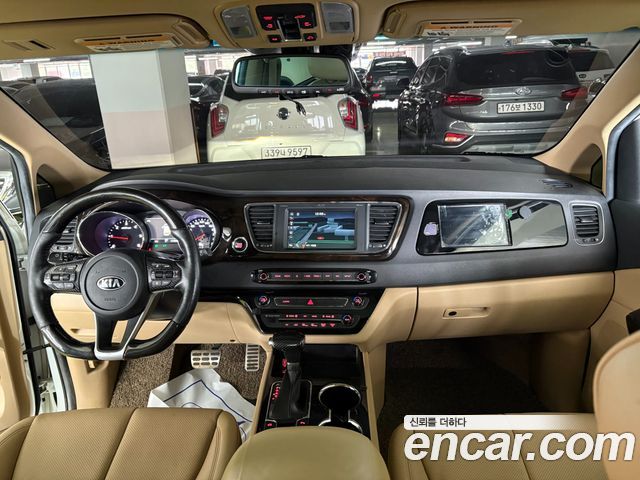 Kia Carnival — interior