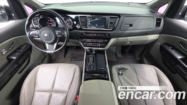 Kia Carnival — interior