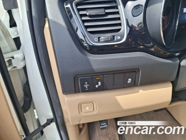 Kia Carnival — interior