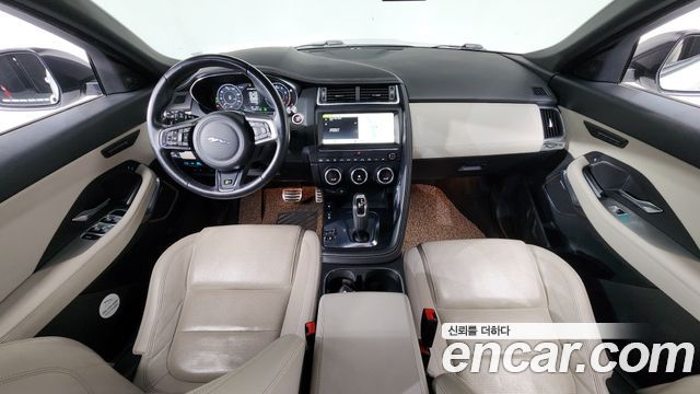 Jaguar E-Pace — interior