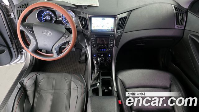 Hyundai Sonata — interior