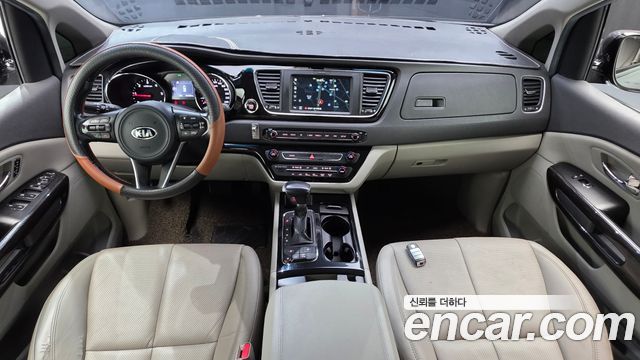 Kia Carnival — interior