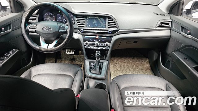 Hyundai Avante — interior