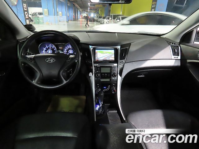 Hyundai Sonata — interior