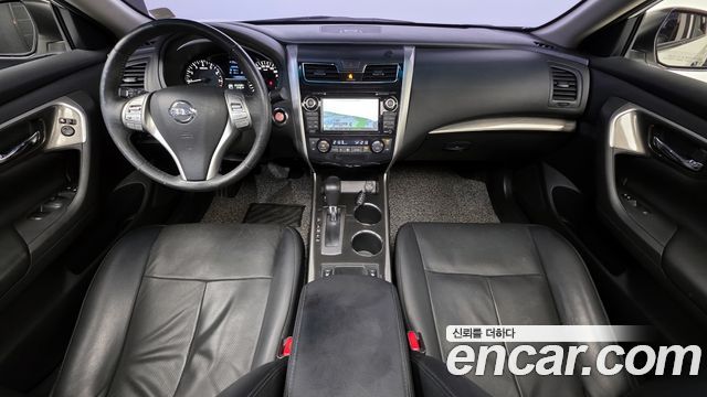 Nissan Altima — interior