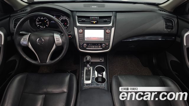 Nissan Altima — interior