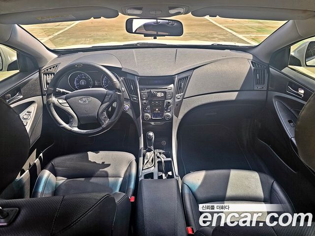 Hyundai Sonata — interior