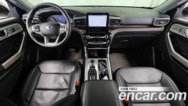 Ford Explorer — interior