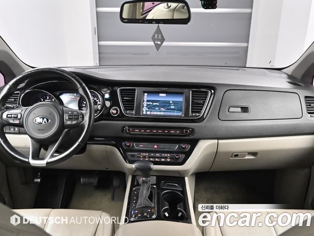 Kia Carnival — interior
