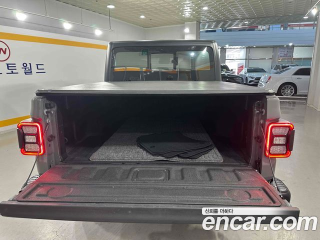 Jeep Gladiator — interior