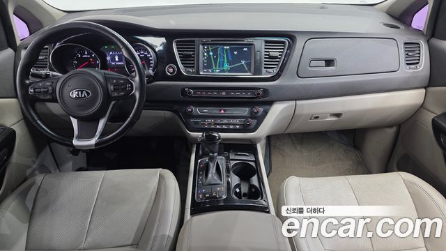 Kia Carnival — interior
