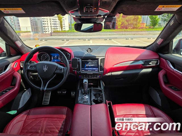 Maserati Levante — interior