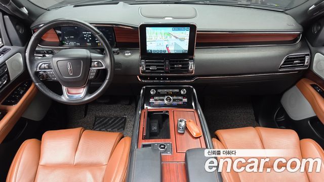 Lincoln Navigator — interior