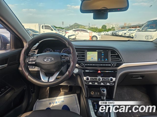 Hyundai Avante — interior