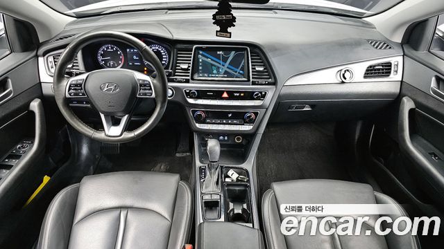 Hyundai Sonata — interior