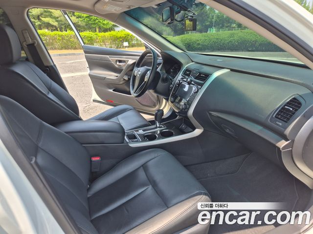 Nissan Altima — interior