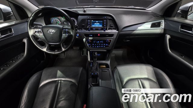 Hyundai Sonata — interior