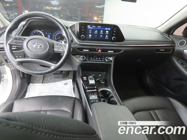 Hyundai Sonata — interior